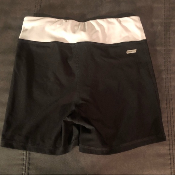 Women’s Athletic Works Shorts Size Medium - Picture 3 of 4